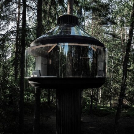 Namiņš, kas atgādina kosmosa kuģi. Arhitektūras pērle Somijas meža biezoknī