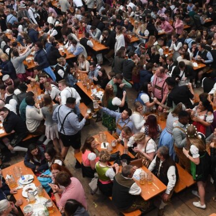 Minhenes 'Oktoberfest' apmeklētāji izdzēruši 7,3 miljonus litru alus