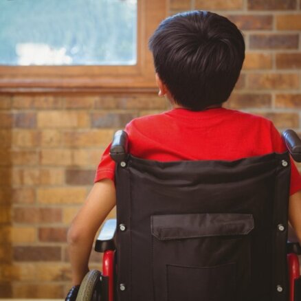 Latvijā ir īpaši grūti būt par smagi slima bērna vecākiem: trūkst ratiņkrēslu un asistentu