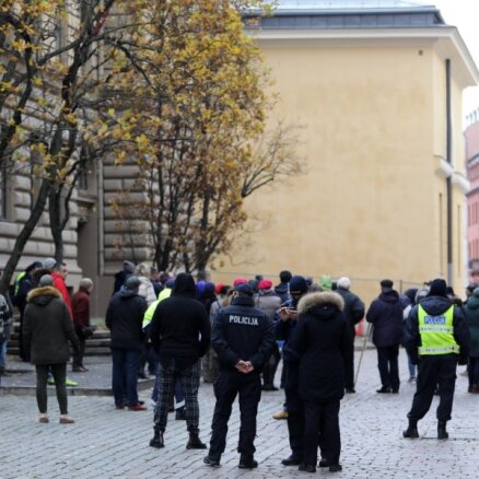 Foto: Piketā pie Saeimas prasa Pūcem nolikt deputāta mandātu