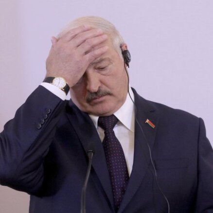 Lukašenko gatavojas varas pārejai, secina eksperts