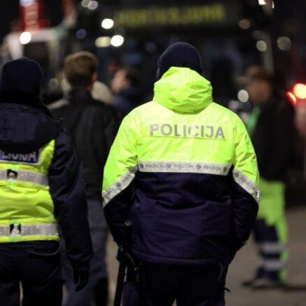 Šovakar pulksten 22 Latvijā stājas spēkā komandantstunda; policija piesaista papildspēkus