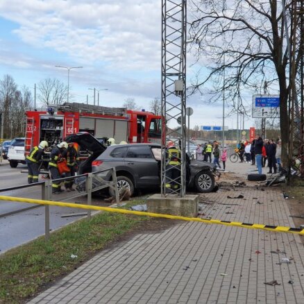 Foto: Juglā auto iztriecies cauri aizsargbarjerai; bojā gājusi sieviete