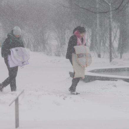 Visvairāk sasnidzis Cēsīs un Alūksnē; svētdien turpinās snigt daudzviet Latvijā