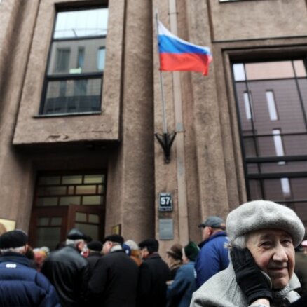 Krievijas vēlētāji Rīgā veido milzu rindas