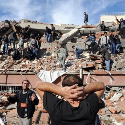 Zemestrīcē Turcijā sagruvušas vairākas ēkas; bojāgājušo skaits var sasniegt 1000