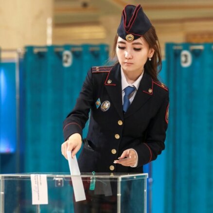 Foto: Kazahi vēlēšanās nostiprina Nazarbajeva virzīto prezidenta kandidātu