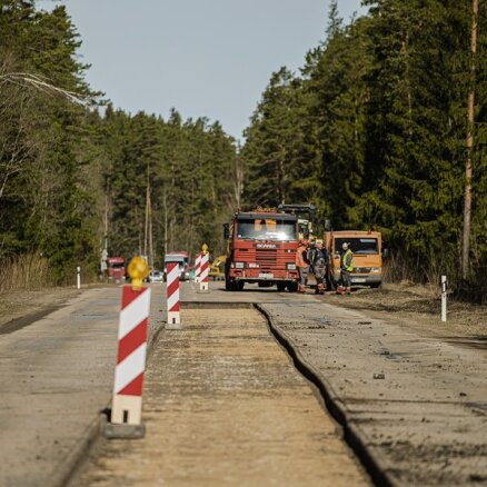 Foto: Būvdarbi uz Ērgļu ceļa Pierīgā