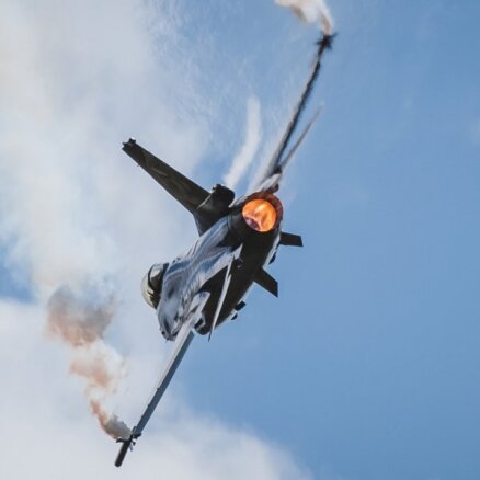 'Politico': ASV varētu ļaut citām valstīm nodot Ukrainai F-16