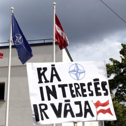 Foto: Rīgā piketē pret un par NATO