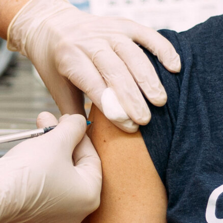 Foto: Zavadskas vakcinēšana pret koronavīrusu tuvplānā