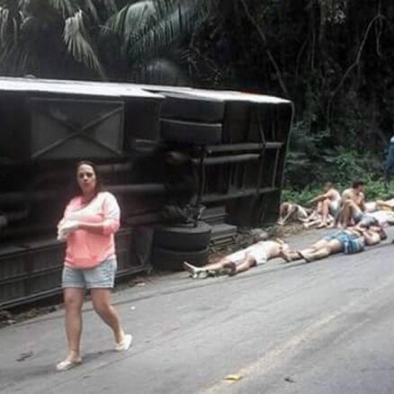 Autobusa avārijā Brazīlijas kūrortpilsētā 15 cilvēki gājuši bojā, 40 ievainoti