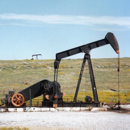 OPEC+ vienojas turpināt naftas ieguves palielinājumu