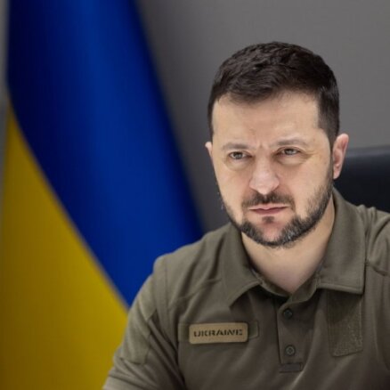 Ukrainai steidzami vajadzīgi ieroči, lai sakautu Krieviju, norāda Zelenskis