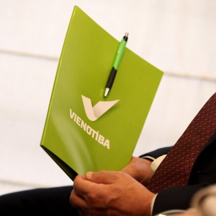 Dusmīgi par 'Vienotībā' notiekošo no partijas izstājas 18 biedri