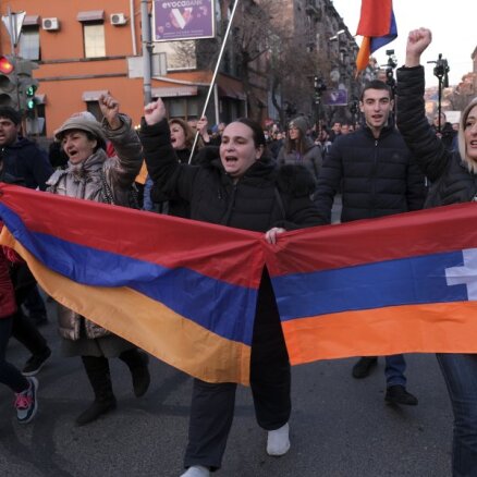 ВИДЕО. В Ереване протестующие штурмуют ворота парламента