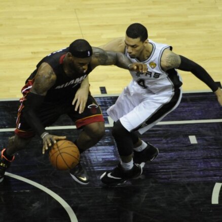 'Heat' līdzīgā cīņā izcīna pirmo uzvaru NBA finālsērijā