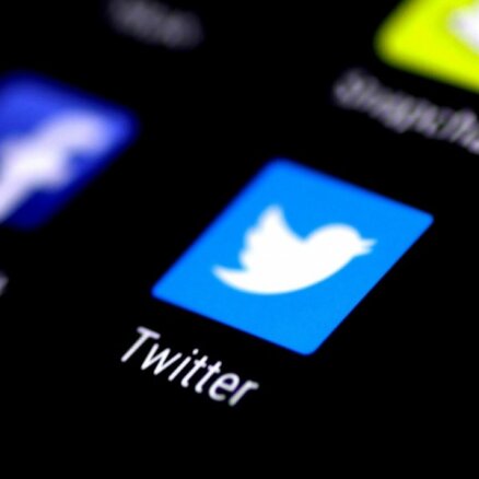 'Twitter' atliek zilās apstiprinājuma atzīmes atjaunošanu un turpina darbinieku atlaišanu