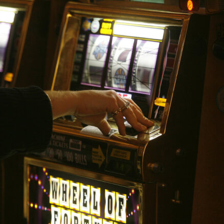 Saeima lemj slēgt azartspēļu zāles 'Covid-19' izplatības laikā