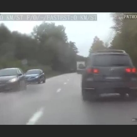 Video: Ar zagtu auto un pamatīgā reibumā bēg no policijas
