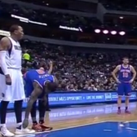 Video: NBA spēlē 'Knicks' basketbolists atšņorē pretinieka apavu