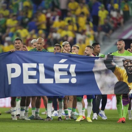 Brazīlijas futbolisti pēc uzvaras PK astotdaļfinālā izrāda cieņu Pelē