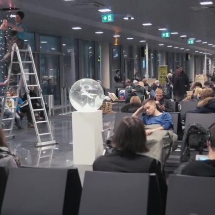 Video: Rīgas lidostā uzņemta jauka Ziemassvētku reklāma, aicinot nolikt telefonu un baudīt svētkus