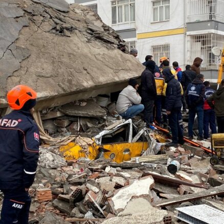 Zemestrīcē Turcijā un Sīrijā vairāk nekā 1400 bojāgājušie; sagrautas tūkstošiem ēku