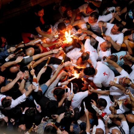 Foto: Pareizticīgie kristieši Jeruzalemē sagaida svētās uguns parādīšanos