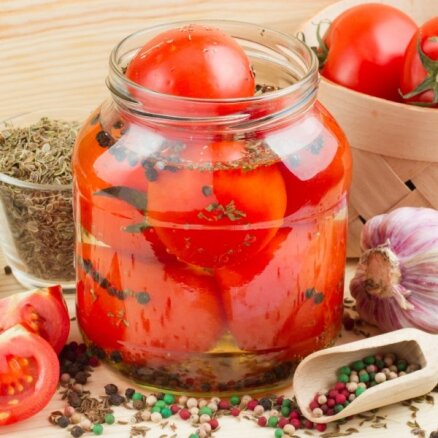 Konservēti tomāti ziemas krājumiem: knifi, kas jāievēro, un vienkārša recepte