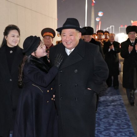 Foto: Kims militāro parādi pieņem kopā ar meitu Džue