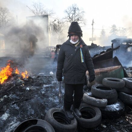 Янукович обещает не вводить ЧП, в ПР полагают, что убивают натовцы