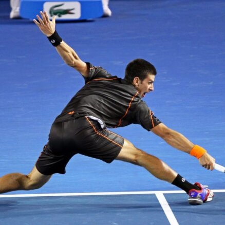 Džokovičs ar Federeru tiksies 'Australian Open' pusfinālā
