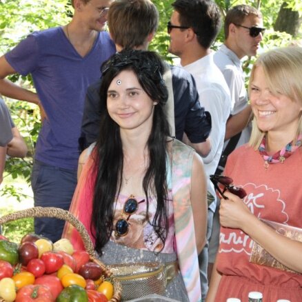Rīgas hipsteri sarīko mīlīgus dārza svētkus