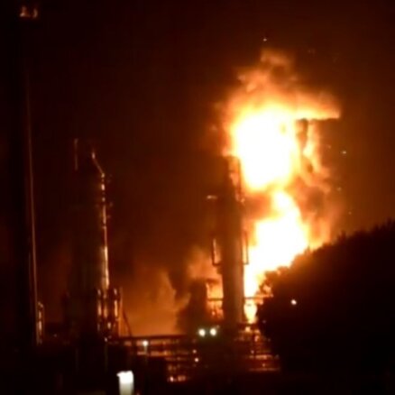 Video: 'Shell' naftas rūpnīcā Nīderlandē nogrand sprādziens; divi cietušie
