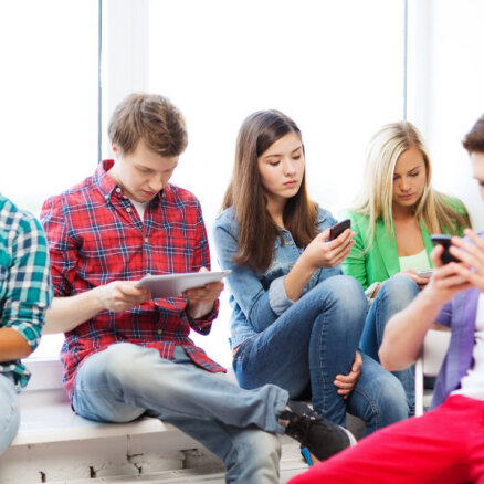 Kā darbošanās sociālajos tīklos ietekmē pusaudžu veselību