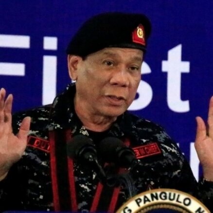 Duterte sola ieslodzīt tos, kuri nevakcinēsies pret Covid-19