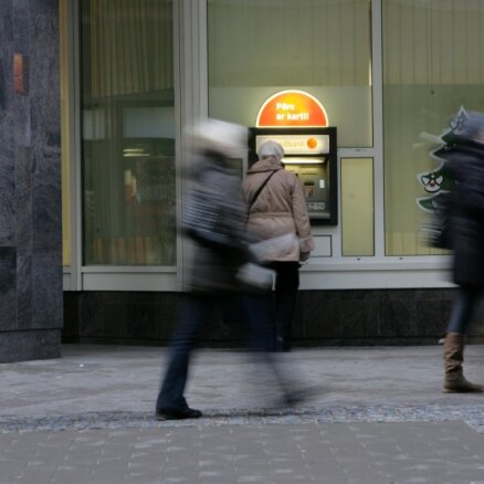 'Swedbank ' klientu panika: izņemti 24 miljoni latu – mazāk par 1% no depozītu apjoma