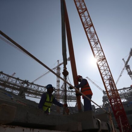 Pētījums: Katarā būvniecībā pirms Pasaules kausa bojā gājuši vairāk nekā 6500 viesstrādnieku
