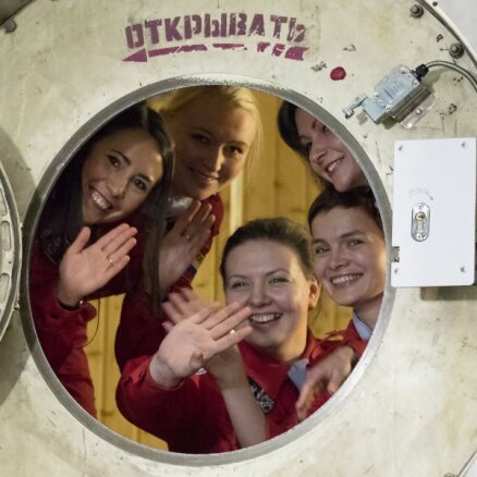 ФОТО, ВИДЕО: Команда российских девушек отправилась в "полет на Луну"