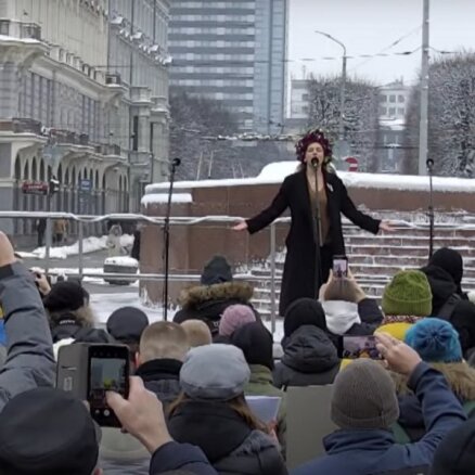 Video: Pieminot kara gadadienu, pie Brīvības pieminekļa pulcējas Ukrainas atbalstītāji