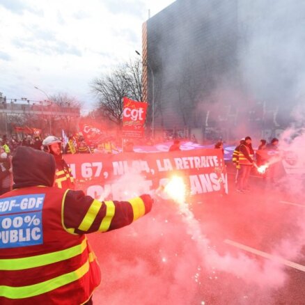 Francijā protesti pret lēmumu virzīt pensiju reformu bez apstiprināšanas apakšpalātā