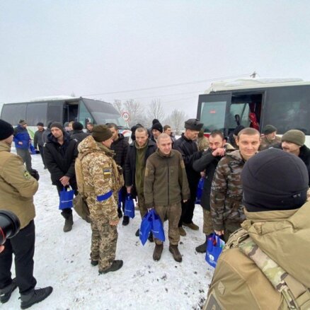 Foto: Ukraina un Krievija veic vērienīgu gūstekņu apmaiņu