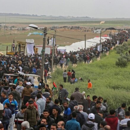 Foto: Tūkstošiem palestīniešu protestē Izraēlas pierobežā