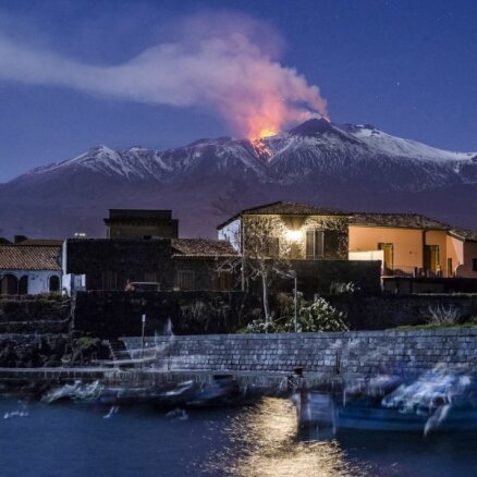 Vulkāns Etna lēnām virzās uz jūras pusi, secina zinātnieki