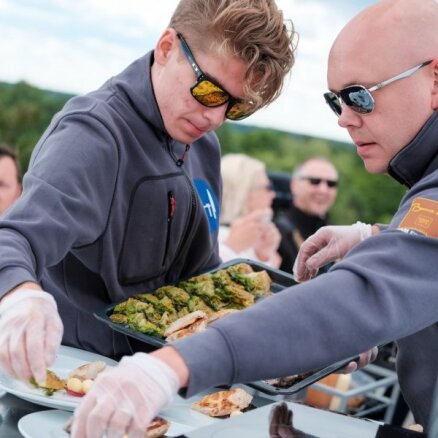 Vadošais Somijas šefpavārs: 'Dinner in the Sky' ainavas ir izaicinājums ēdienkartei!