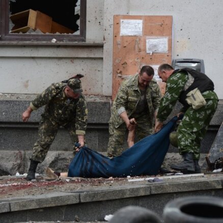 Apstiprinājušās ziņas par otra Krievijas žurnālista nāvi Ukrainā; Porošenko pavēlējis sākt izmeklēšanu