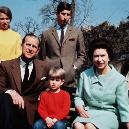 ФОТО: Кони, корги и большая семья. Жизнь королевы Елизаветы II в фотографиях