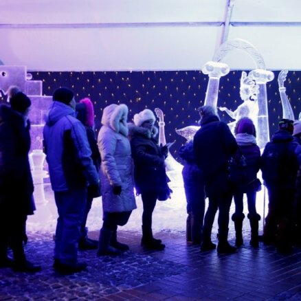 Lai neveidotos rindas, apmeklētājus mudina ledus mākslas darbus apskatīt rīta pusē