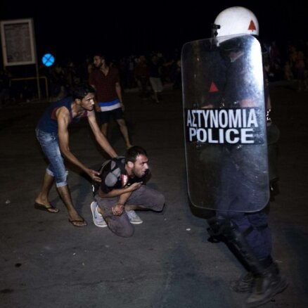 Migrantu krīze: Grieķijā plašas sadursmes ar policiju